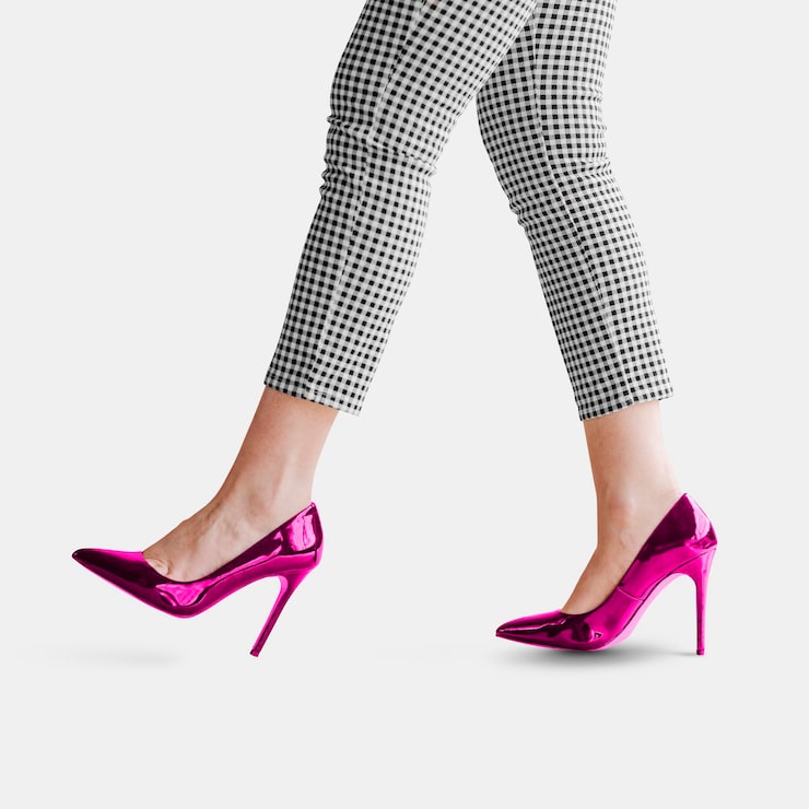 PSD mujer de moda con tacones rosados brillantes plantilla de anuncios sociales
