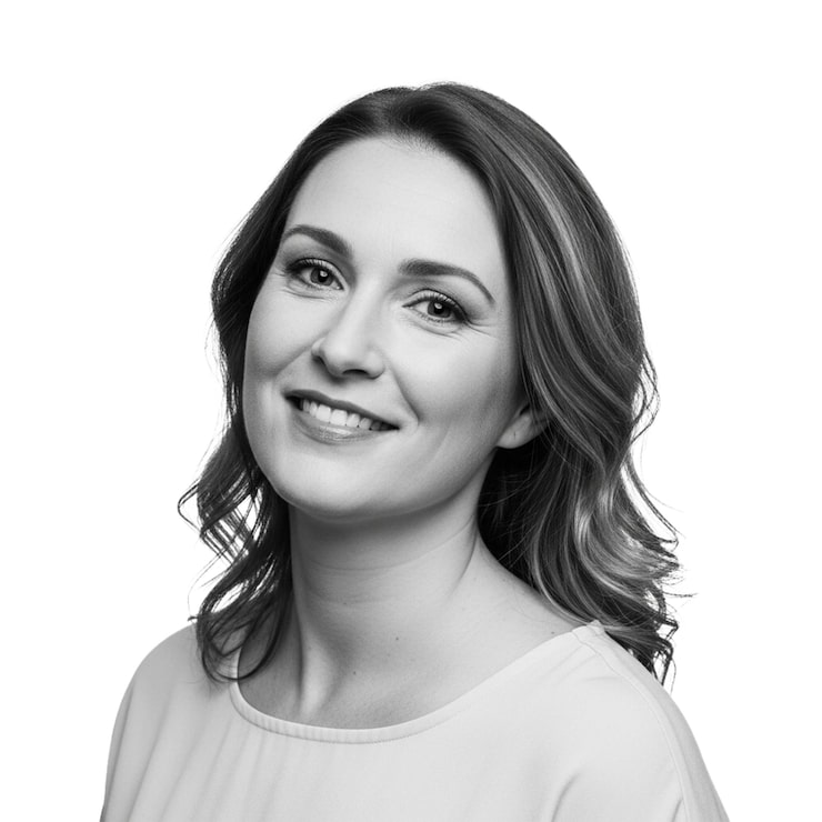 PSD retrato en blanco y negro de mujer profesional sonriente
