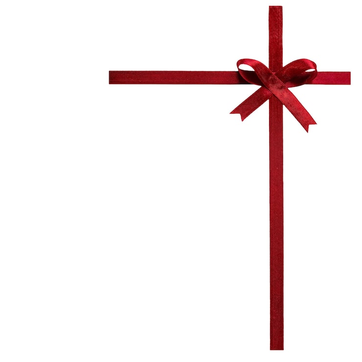 PSD un ruban rouge avec un arc isolé sur un fond transparent pour noël