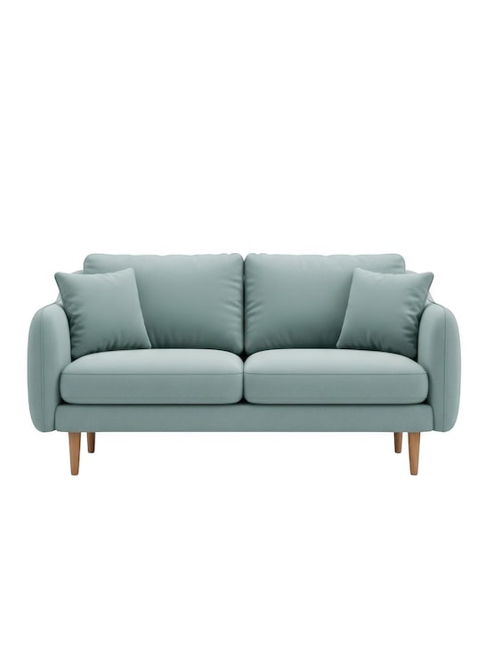 PSD sofá moderno azul claro con patas de madera aislado sobre fondo transparente