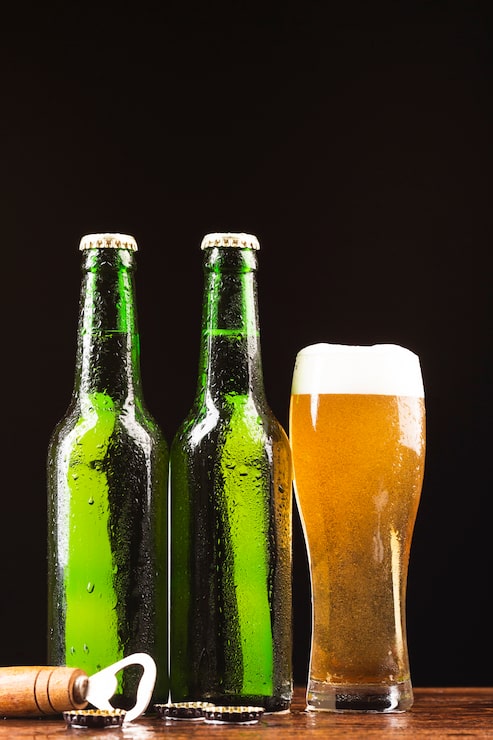 Ücretsiz Fotoğraf açacaklı bira şişeleri ve kupa