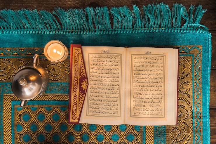 Ücretsiz Fotoğraf açık kitap yanında kap ve mum