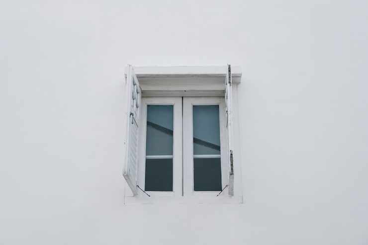 Ücretsiz Fotoğraf beyaz duvarda pencere