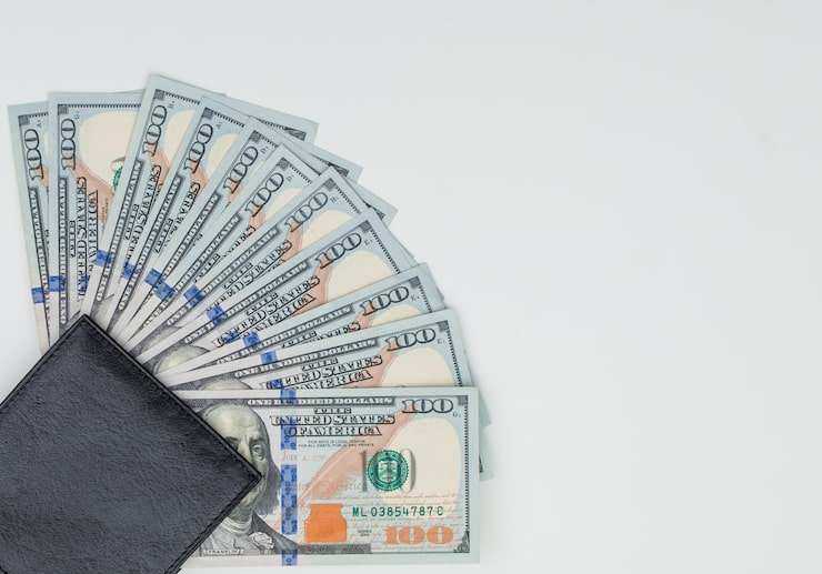 Ücretsiz Fotoğraf beyaz masa üzerinde cüzdan, dolar banknotları.