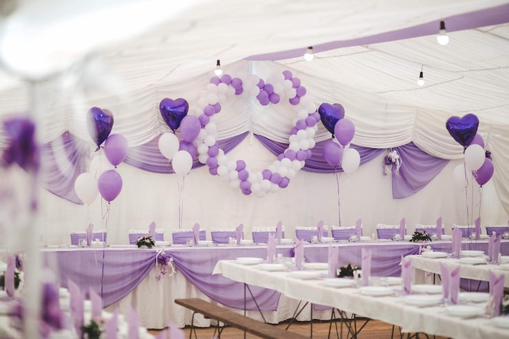 Ücretsiz Fotoğraf beyaz ve mor balonlarla süslenmiş etkinlik salonu