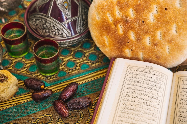 Ücretsiz Fotoğraf çay seti ve kuran ile ramazan konsepti