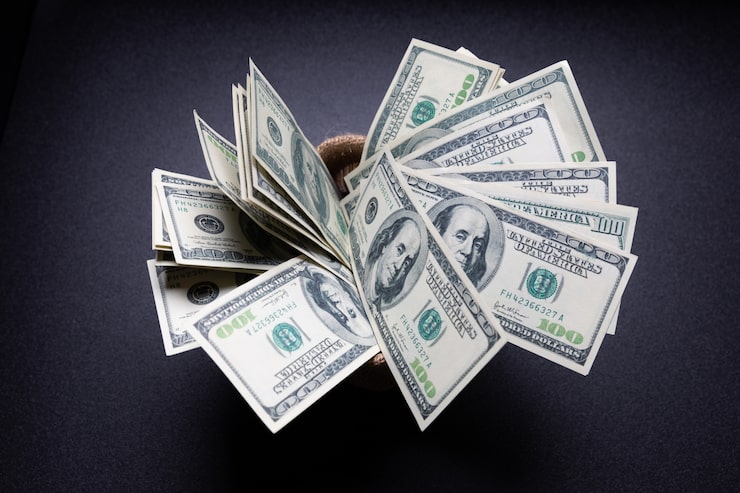 Ücretsiz Fotoğraf karanlık odadaki siyah masanın üzerinde çuvalda amerikan doları nakit para