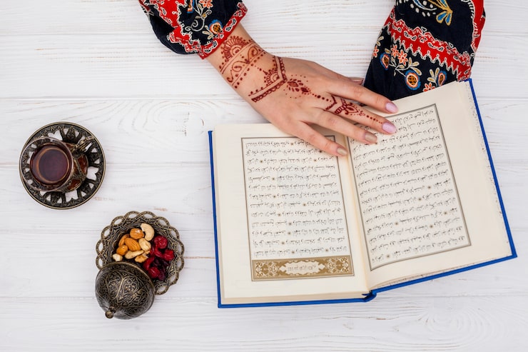 Ücretsiz Fotoğraf kitap, çay fincanı ve fındıkların yakınında kadın