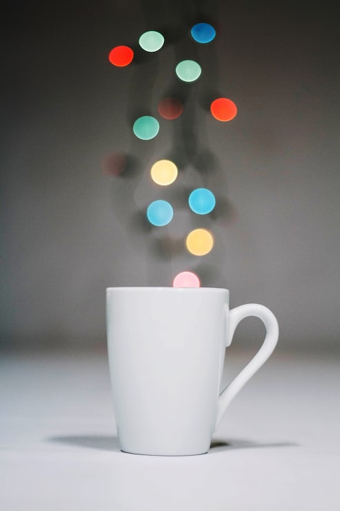 Ücretsiz Fotoğraf kupa ve noel ışıkları