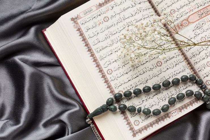 Ücretsiz Fotoğraf kuran üzerinde namaz boncukları ile i̇slami yeni yıl dekorasyonu