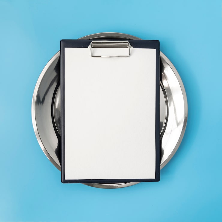 Ücretsiz Fotoğraf metal tabakta boş menünün üstten görünümü