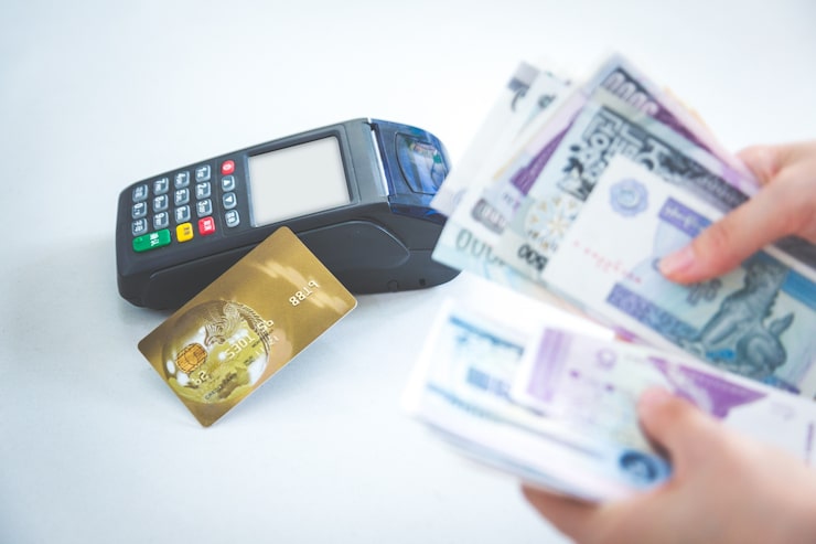 Ücretsiz Fotoğraf nakit ödeme yerine pos kredi kartı ile ödeme yaparak alışveriş yapın