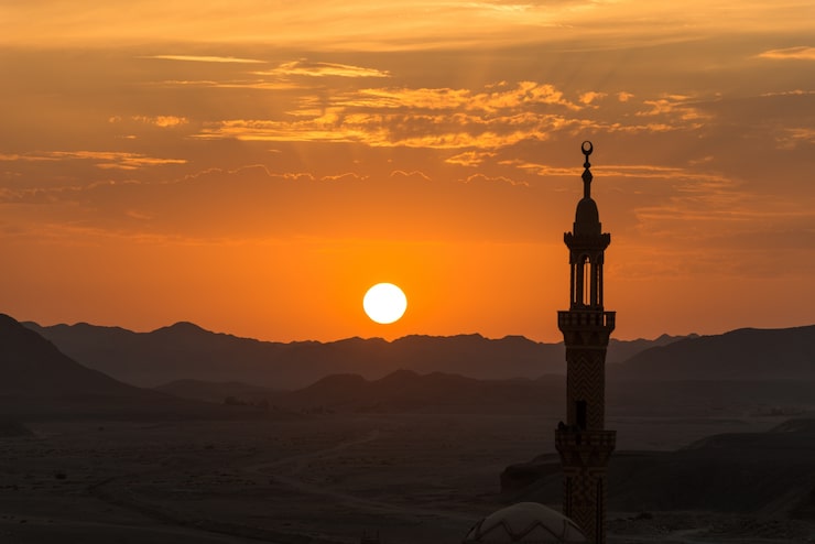 Ücretsiz Fotoğraf ön planda müslüman cami ile gün batımı