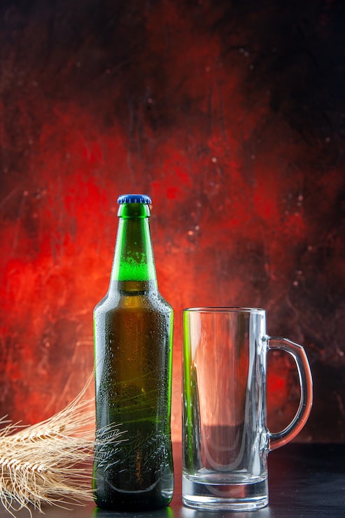 Ücretsiz Fotoğraf önden görünüm yeşil bira şişesi ve bira bardağı