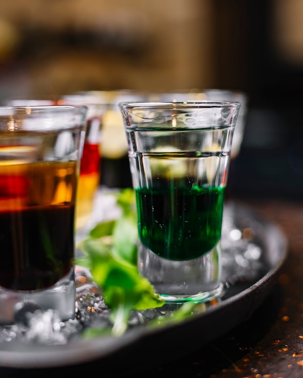 Ücretsiz Fotoğraf renkli kokteyllerin shot bardaklarında yandan görünümü