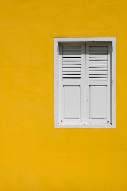 Ücretsiz Fotoğraf sari duvarda pencere