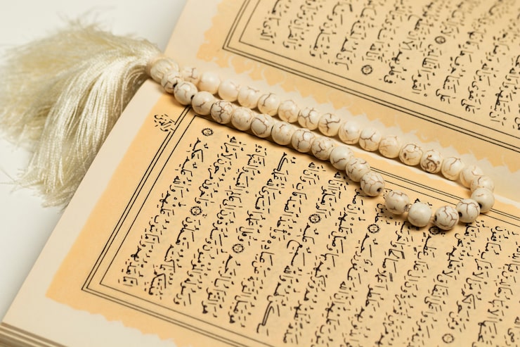 Ücretsiz Fotoğraf yakın çekim bileklikli kutsal kitap