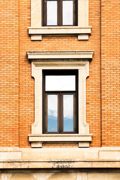 Ücretsiz Fotoğraf yakın çekim simetrik tuğla bina