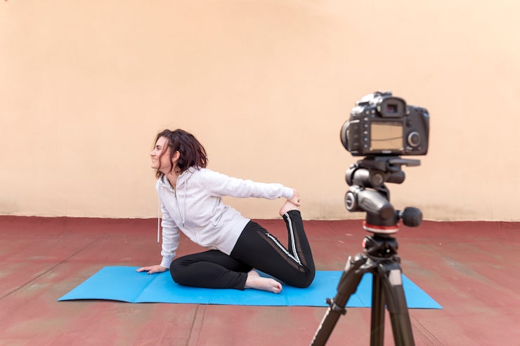 Ücretsiz Fotoğraf yoga rutinini kayda alan esmer blogger
