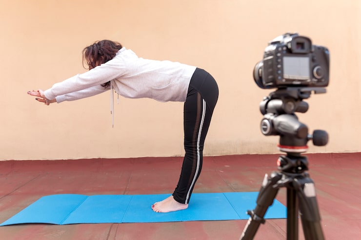 Ücretsiz Fotoğraf yoga rutinini kayda alan esmer blogger
