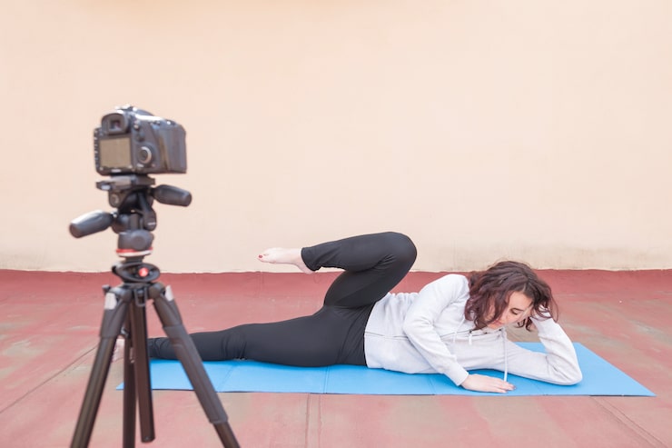 Ücretsiz Fotoğraf yoga rutinini kayda alan esmer blogger