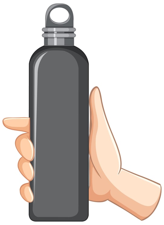 Vector gratuito la mano sostiene una botella de agua negra