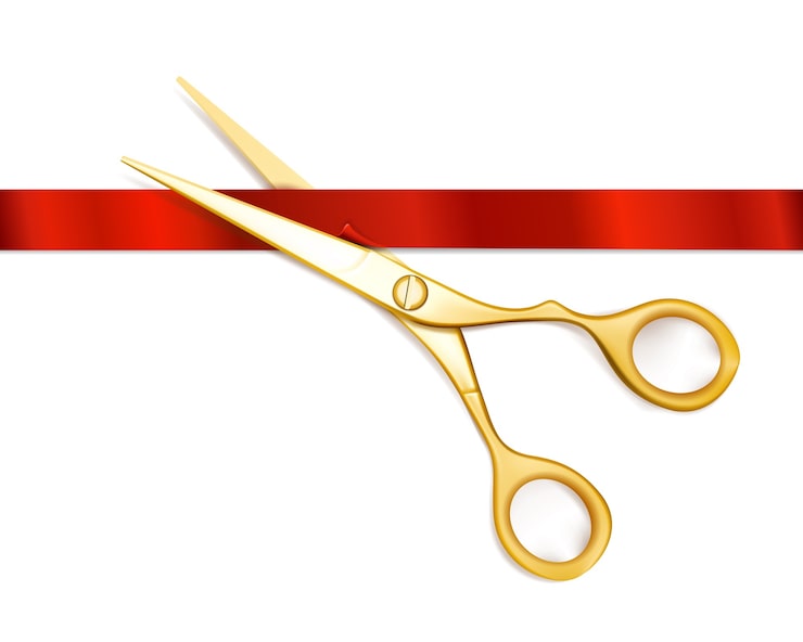Vetor grátis tesoura corta fita vermelha. tesouras de cerimônia aberta, celebração de evento, início de negócios, novo começo. tesoura e ilustração vetorial de ribbo vermelho