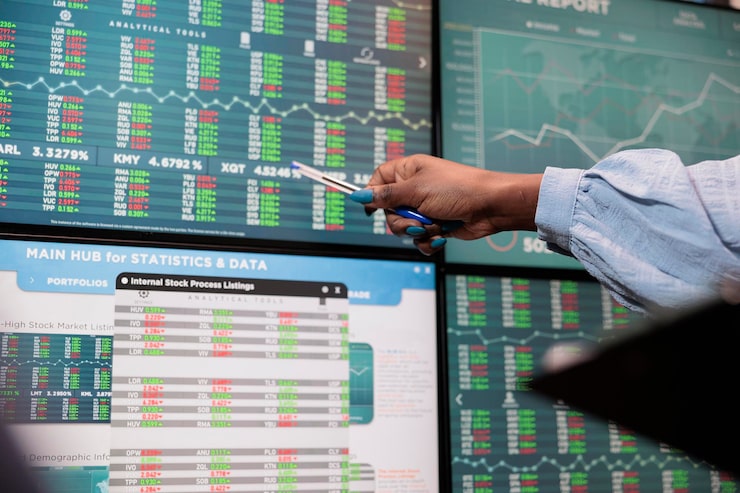 Gratis Foto close-up shot van de werknemer van het makelaardijbedrijf die aangeeft op het display realtime winstgroei en markttrend. hedge fund agency trader wijst op een positieve markttrend op professionele display.