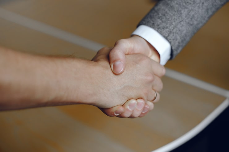 Gratis Foto close-upbeeld van een stevige handdruk. man staat voor een vertrouwd partnerschap.