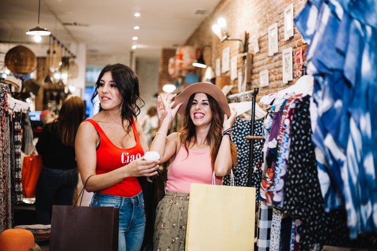 Gratis Foto glimlachende vrouwen passen kleding
