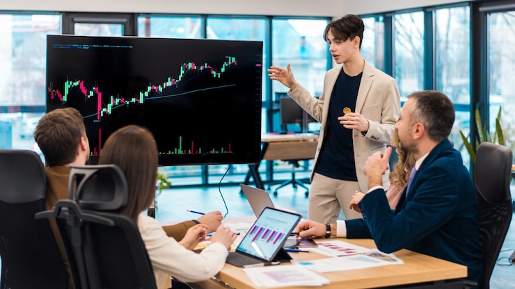 Gratis Foto jonge werker leidt zakelijke bijeenkomst over cryptocurrencies in een kantoor