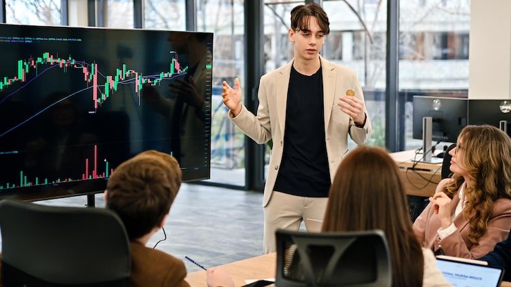 Gratis Foto jonge werker leidt zakelijke bijeenkomst over cryptocurrencies in een kantoor