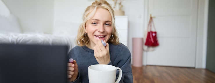 Gratis Foto lifestyle schoonheid blogger vrouw opnemen video van haar het opzetten van make-up praten met camera maken