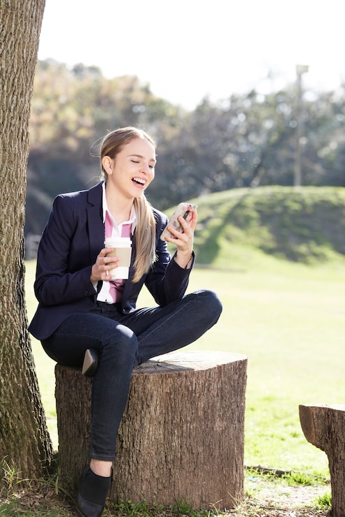 Gratis Foto meisje lachen met haar mobiele