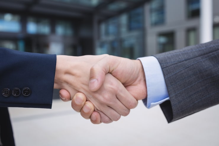 Gratis Foto ondernemers schudden elkaar de hand.