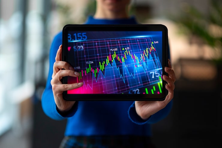 Gratis Foto persoon op kantoor die financiële grafieken analyseert en controleert