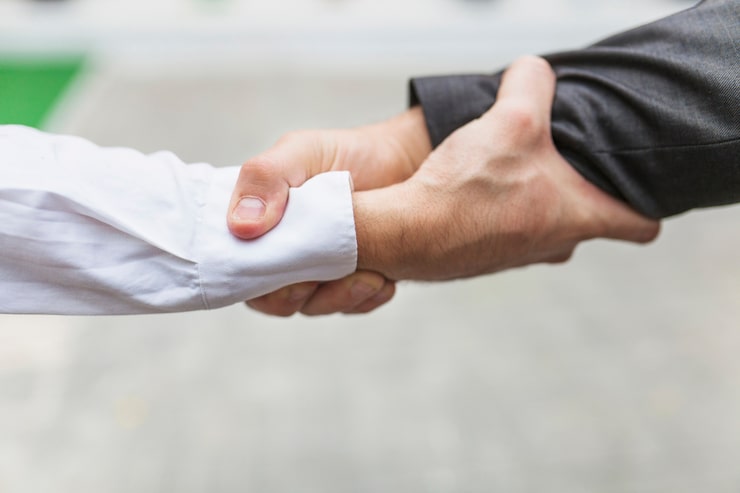 Gratis Foto snijd mannen die polsen omwikkelen