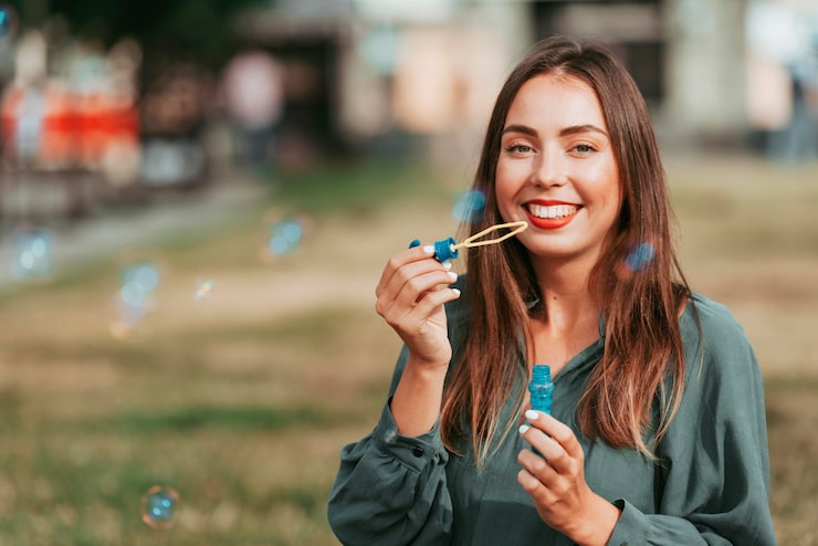Gratis Foto vrouw die zeepbellen met exemplaarruimte maakt