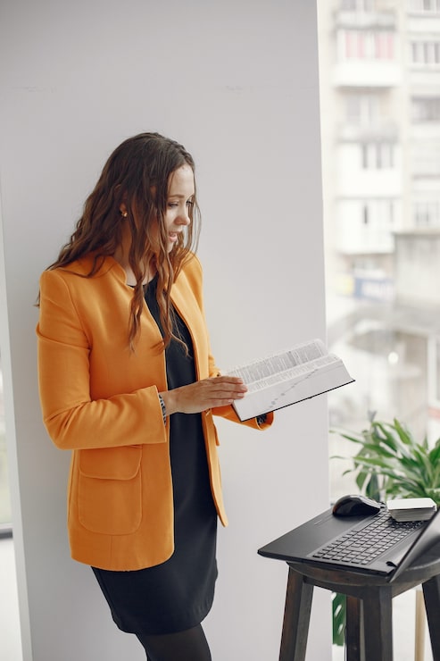 Gratis Foto vrouw professionele leraar. bijlesdocent die vanuit huis werkt. online lessen.