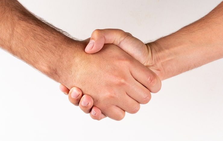 Gratis Foto zijaanzichtmensen die het teken van de handenovereenkomst schudden